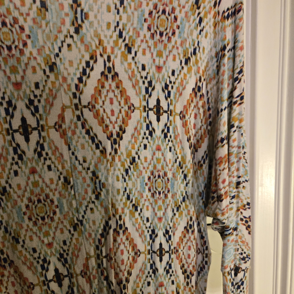 Geometric Patterned V-Neck Top - Picture 5 of 5